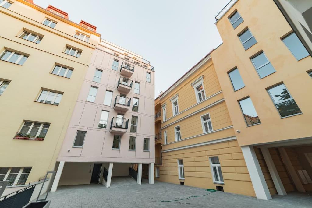 Sv * Praga